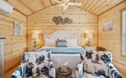 Stunning Cabin Right on Main St!