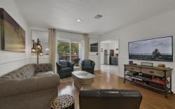 Elegant and Stylish Glenmoor Abode - 5 min to Town