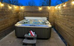 Stylish Home - Lrg Yard with games Grill & Hot Tub