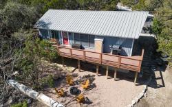 Texas Charm Cottage - 1 Block from the Lake & Hill Country Views