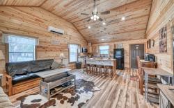 Rustic Cabin with Firepit and Grill - 10 mins to Main St