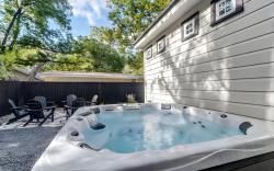 Southern Charm - Near Main With Hot Tub
