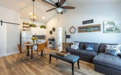 La Casita: Hot-tub & Firepit, 15 min to Fred!