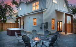 Rosé Retreat: Luxurious Getaway for 6, Hot Tub, Steps to Main Street