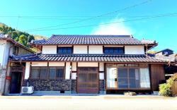 A.田舎の一棟貸住宅、お庭でBBQやプール遊びができる宿。