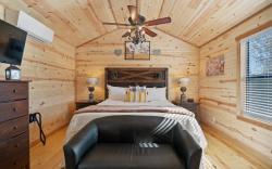 Gorgeous Cabin on Main-Steps to Pacific War Museum