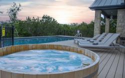 Spicewood Lodge w/Pool, HotTub