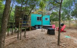 Willie the Modern Tiny Home w/Hot-tub & FireTable