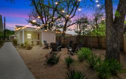 The Grove E with Hot Tub & King Bed - 2 blks to Main
