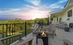 Gorgeous Home with Hot Tub 5min from the River