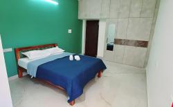 Queen Bedroom 