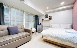 A6 Metro Bliss: Modern Apartment 1 Min from MRT