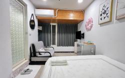 B2 1min to MRT Urban Comfort Zone: Taipei Escape
