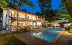 Coconut Palms: huge swimming pool and pool table!