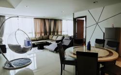 Stylish Skyline KL High Floor Apt _Sky pool