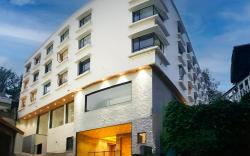 Yashshree Sanderling Mall Road