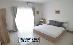 House in community mall 3 Bed 3 Bath for 6 people