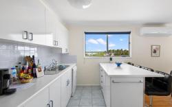 Picturesque Lakeside Getaway: Views, Beach, Park