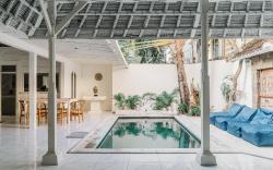 Modern 3BR Villa, 4min to Double Six Beach + Pool