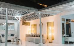 Modern 3BR Villa, 4min to Double Six Beach + Pool
