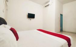 RedDoorz Syariah near RS Siti Khodijah Sepanjang