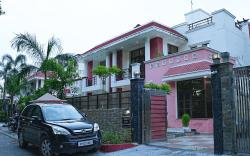 Cozy Retreat I Free Breakfast | Near Centrum Hotel