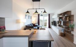 Stylish 2BDR Apartment- FREE GARAGE