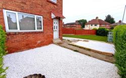 Leeds 3 Bedroom , Sleeps 6 with Garden & Parking