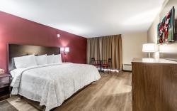 Red Roof PLUS+ & Suites Houston - IAH Airport SW