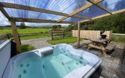 Forest View Cottage - Private Hot Tub