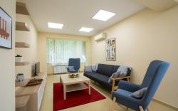 Bright 1BDR Apartment in Top Center