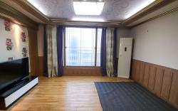 Emotional "Retro" Naseong House