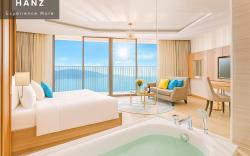 S79 Business Suite LYN Panorama