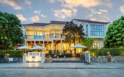 Full Moon Apartments