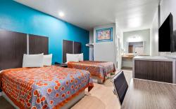Econo Lodge Inn & Suites
