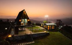 StayVista at Peak & Paddle with Lake View