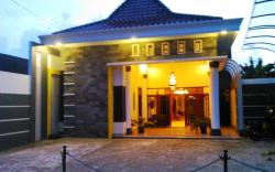 Griya Putri Dewi Family Guest House