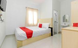 RedDoorz near Siloam Hospital Palembang