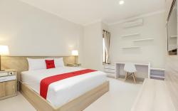 RedDoorz Premium near Ragunan Zoo 2
