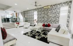 A Lux & Comfy 6BR Home with Private Rooftop Garden
