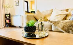 Modern 2 bed Flat with Free Parking in City Centre