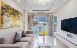 White Apt Seaview next to My An beach & Walking st