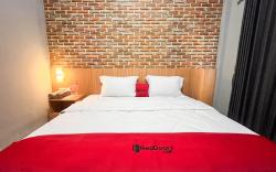 RedDoorz Plus @ New Favour Hotel Gunung Dempo