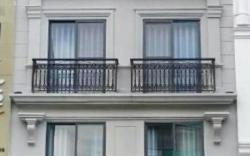 LEE'S APARTMENT