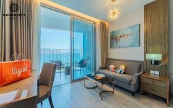 iBeachfront Studio center balcony