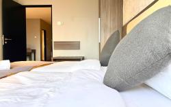 Cityscape Haven: Cozy Studio with Twin Beds