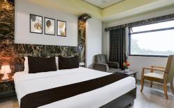 Super Townhouse Anand Formerly Hotel The Maison