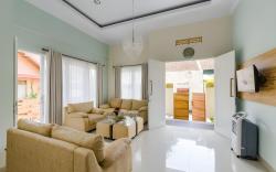 Modern Minimalist w/ Breakfast Near Malioboro