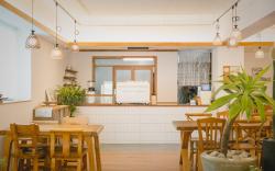Brown-Dot Hotel Choeup