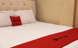 RedDoorz @Deluxe Hotel near Terminal Purabaya Bungurasih